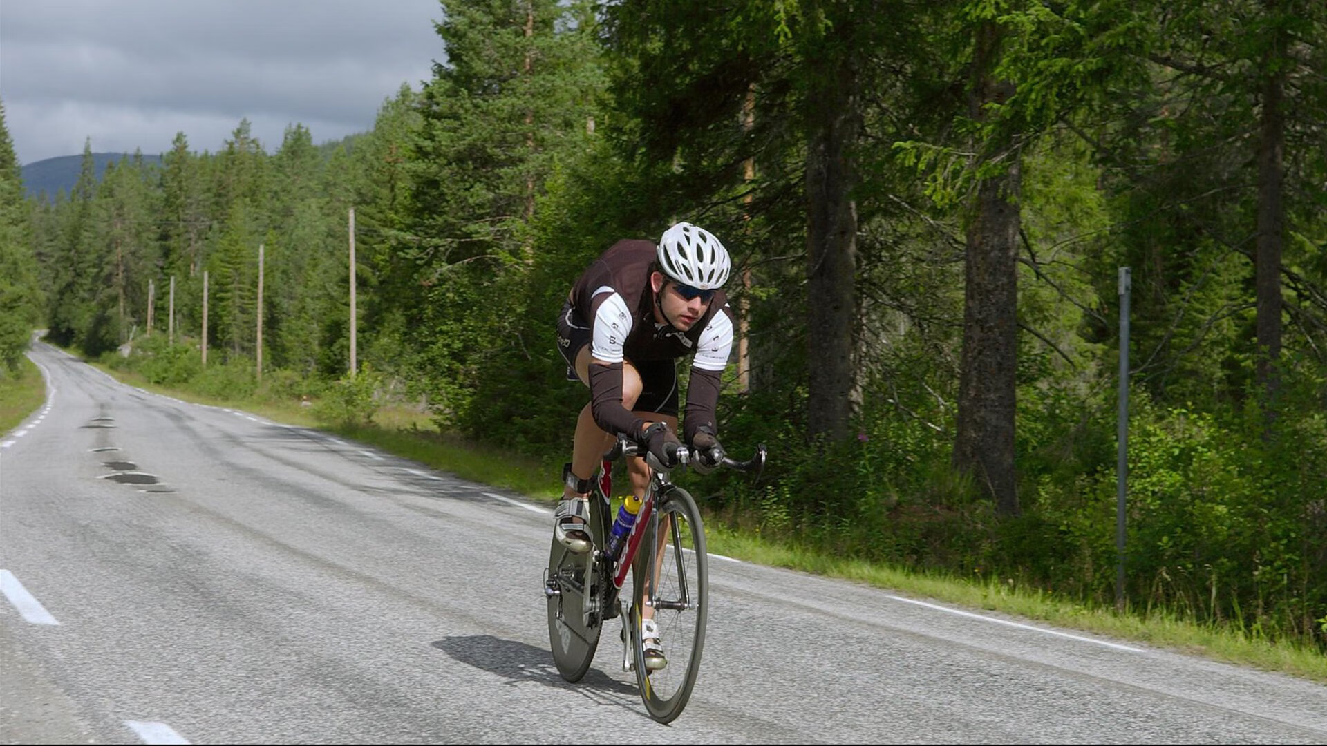 巴萨再次遭遇伤病打击，加西亚鼻骨骨折，防线形势堪忧，巴萨后卫加西亚